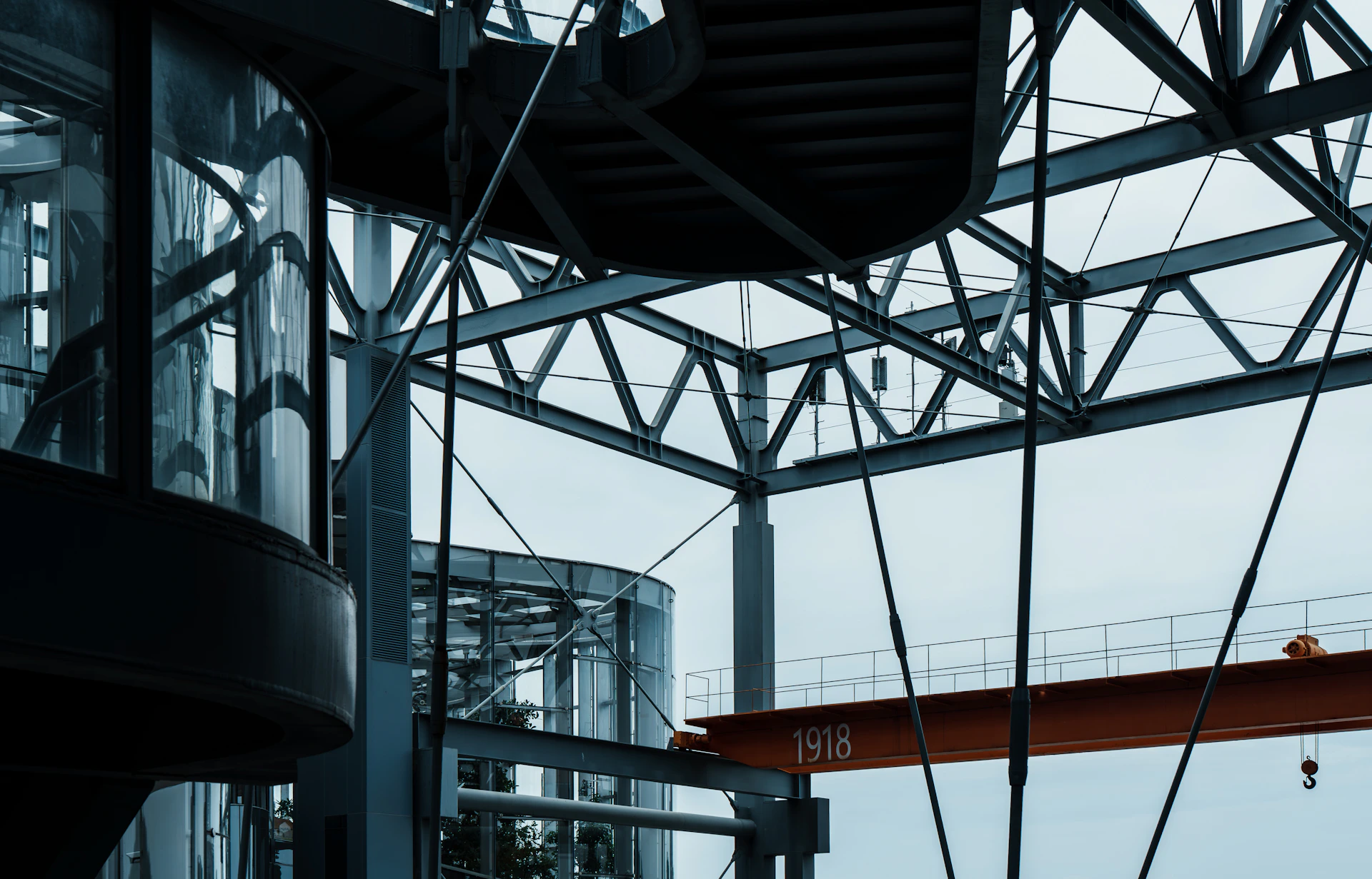 Interconnected steel and glass structures